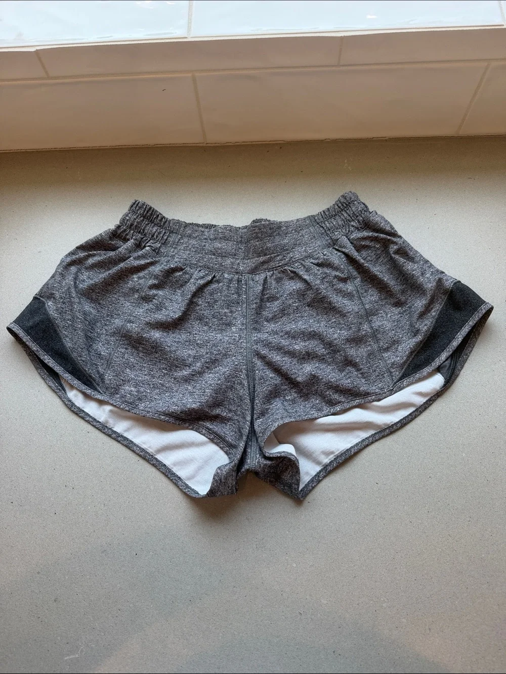 lululemon athletica Heather Gray Hottie Hot 2.5